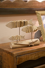 Escultura de pez en madera con base de madera