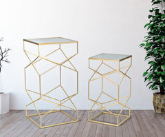 Mesa cuadrada de metal dorado con tablero de cristal