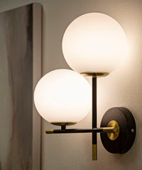 Aplique de pared doble, diseño simple, metal negro y dorado con esferas de cristal blanco