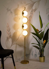 Lámpara de pie de 4 luces Glamy, metal dorado y esferas de cristal blanco