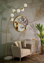 Lámpara de pie arqueada Glamy Metal Dorado base Mármol 6 Esferas Cristal Blanco
