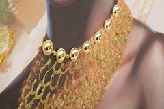 Pintura sobre lienzo con marco de madera mujer en trajes tradicionales marco de metal dorado