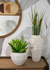 Jarrón de resina decorado con esculturas geométricas y lineales