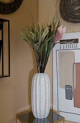 Florero decorativo de resina con motivos de hojas