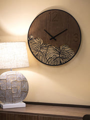 Reloj de pared redondo de madera metalizada con decoración de hojas