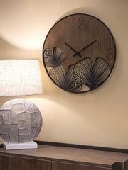 Reloj de pared redondo de metal y madera con esculturas de hojas