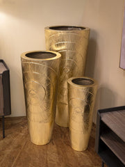 Floreros de metal dorado, juego de 3, con decoraciones circulares en relieve