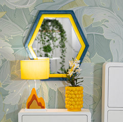 Espejo de pared hexagonal con marco de madera y terciopelo azul y amarillo