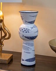 Jarrón alto de cerámica blanca con decoración de peces y azul