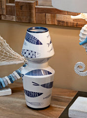 Jarrón de cerámica blanca decorado con peces y motivos azules