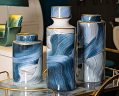 Vase en céramique décoré avec couvercle finitions dorées