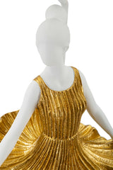 Lámpara de mesa Dancer de metal y resina, vestido dorado, pantalla de tela blanca