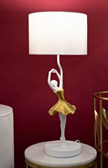 Lampe de table Danseuse métal et résine robe dorée abat-jour tissu blanc