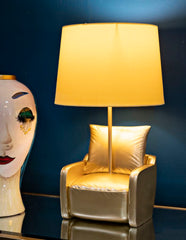 Lámpara de mesa Mid-Century de resina dorada con pantalla de tela ocre amarillo