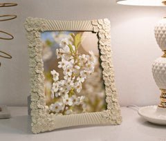 Marco de fotos rectangular Cempalk de resina y flores blancas
