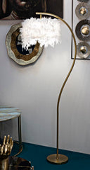 Lámpara de pie de diseño arqueado de metal dorado con pantalla de plumas sintéticas blancas
