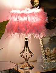 Lámpara de mesa Tarty, metal dorado, pantalla de plumas rosas