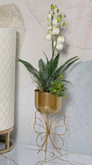 Soporte de jarrón de metal dorado con base en forma de mariposa
