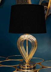 Lámpara de mesa de metal dorado con pantalla de tela negra