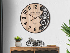 Reloj de pared redondo con mecanismo de madera natural