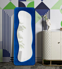 Espejo de pared Theodor de terciopelo azul eléctrico