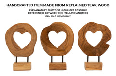 Escultura de teca con apertura de corazón