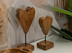Escultura de corazón de teca reciclada