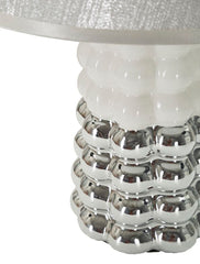 Lámpara de mesa de cerámica blanca y plateada con pantalla de tela plateada