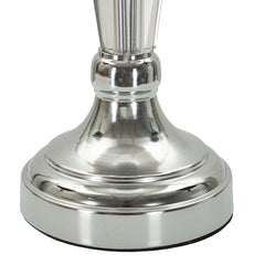 Lámpara de mesa de metal plateado con pantalla de tela gris