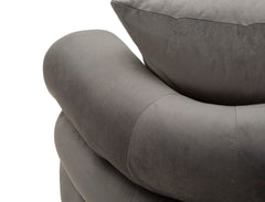 Sofá de dos plazas de terciopelo gris con patas plateadas