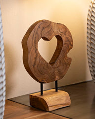 Escultura de teca con apertura de corazón