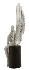 Estatuilla plateada con alas extendidas
