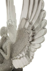 Estatuilla plateada con alas extendidas