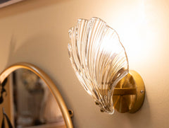Aplique de pared de cristal y metal dorado con forma de concha