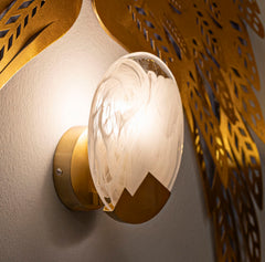 Aplique de pared circular de cristal opaco y metal dorado