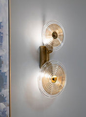 Aplique de pared de metal dorado con pantallas de cristal decoradas