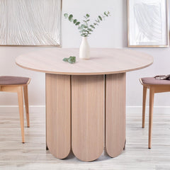 Mesa redonda extensible japandi de 310cm Cavelna con extensiones integradas de madera clara