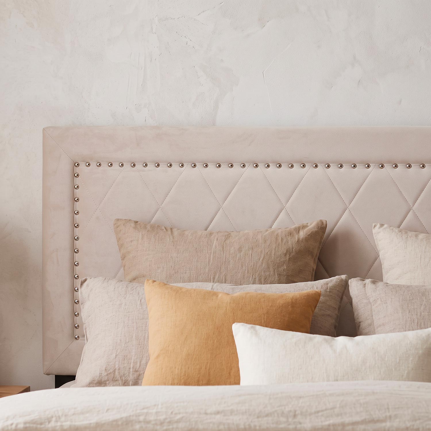 Lit coffre Sandiego avec sommier relevable 160x200cm et tête de lit cloutée Velours Taupe
