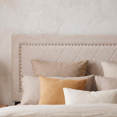 Lit coffre Sandiego avec sommier relevable 160x200cm et tête de lit cloutée Velours Taupe