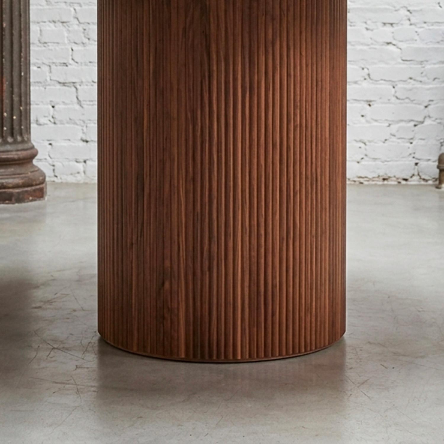 Table ronde moderne 120cm Églantine Céramique effet marbre blanc et pied colonne strié