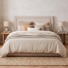 Lit coffre Sandiego avec sommier relevable 160x200cm et tête de lit cloutée Velours Taupe