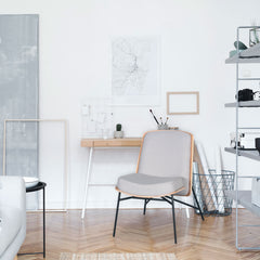 Sillón Brenyo de madera y tela gris claro