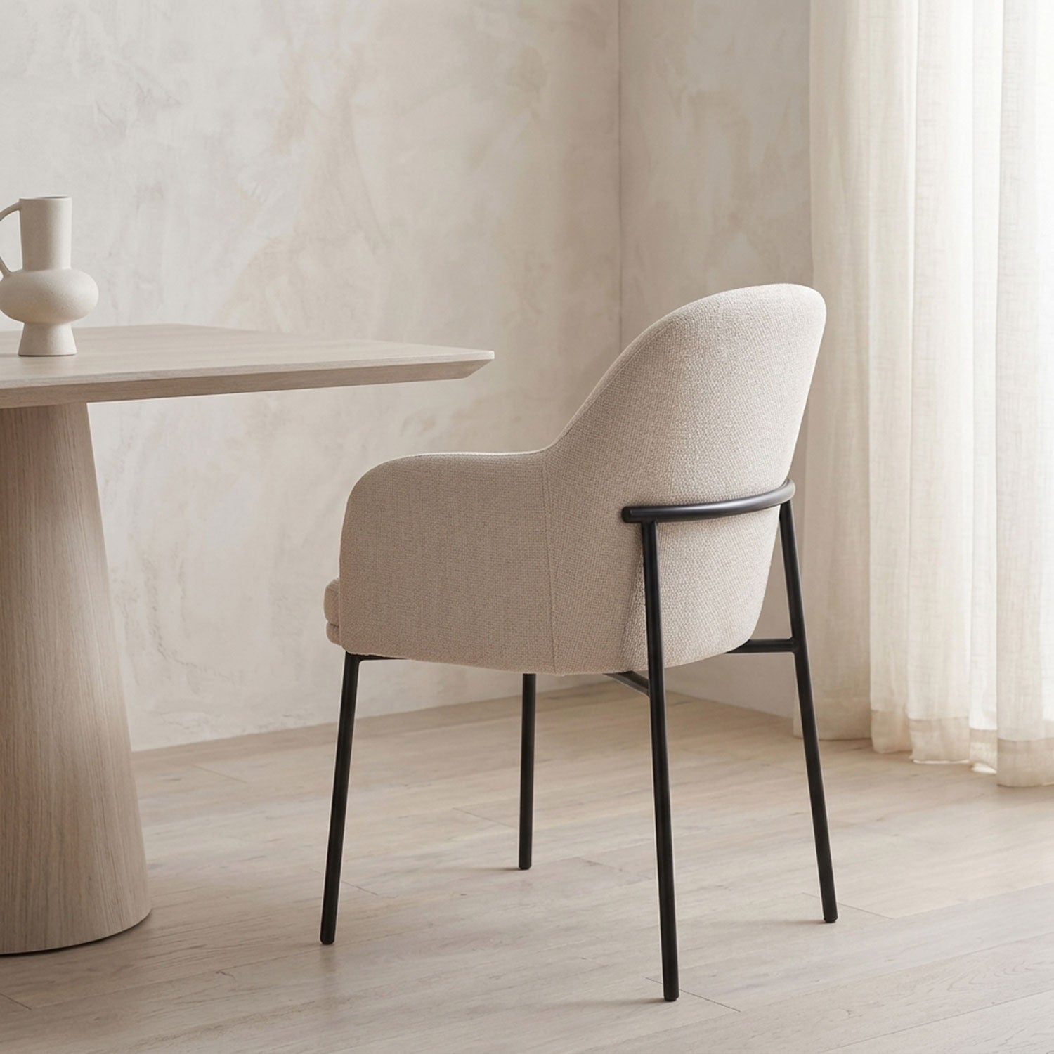 Lot de 2 chaises modernes matelassées Inaya Métal Noir et Tissu Beige