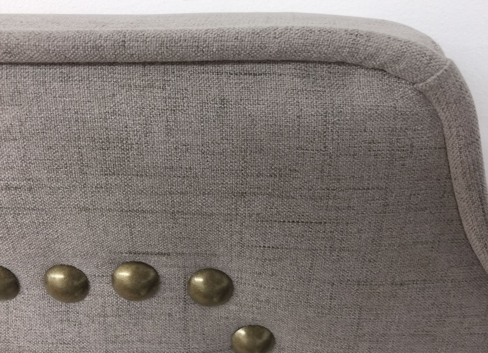 Tête de lit Milana 160cm Tissu Taupe avec clous de tapissier