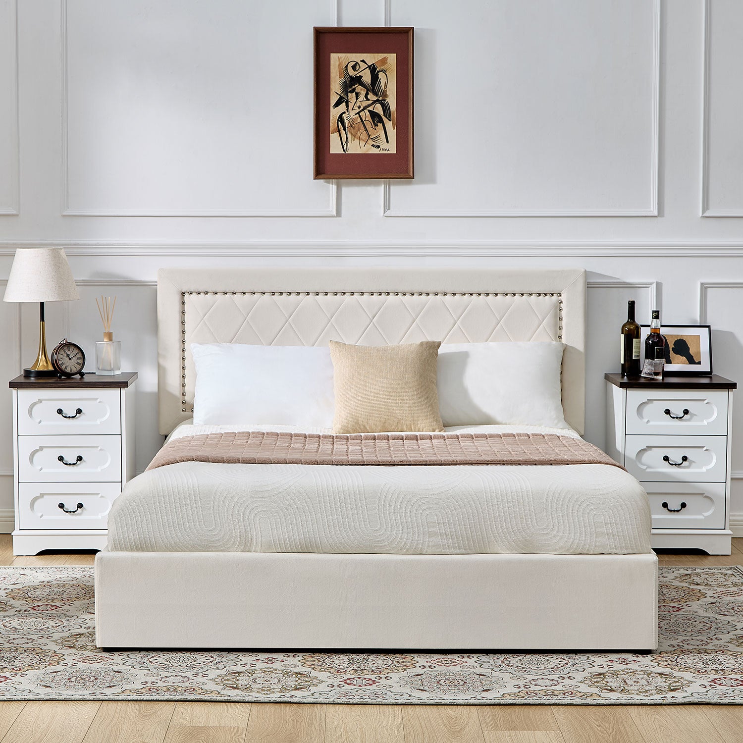 Lit coffre Sandiego avec sommier relevable 160x200cm et tête de lit cloutée Velours Beige