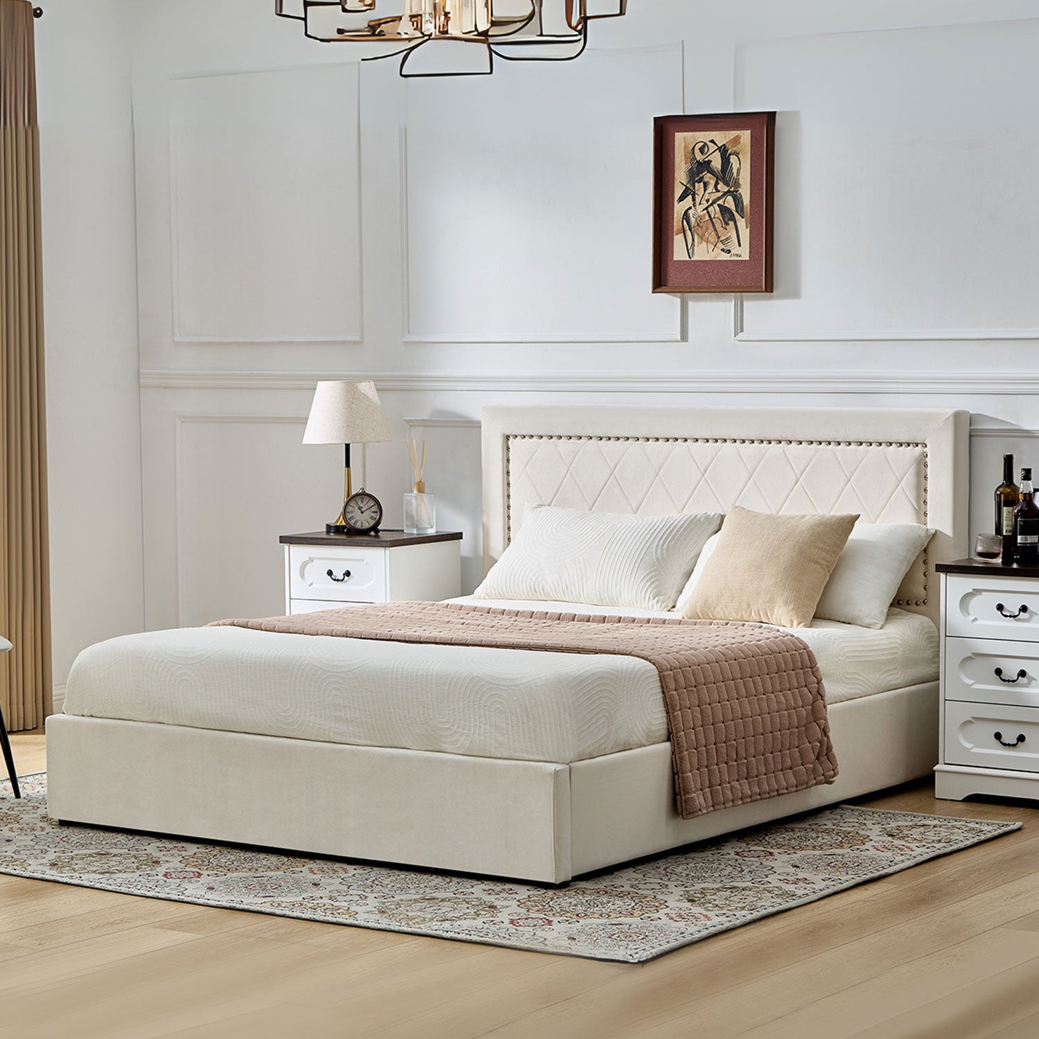 Lit coffre Sandiego avec sommier relevable 160x200cm et tête de lit cloutée Velours Beige