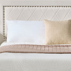 Lit coffre Sandiego avec sommier relevable 140x200cm et tête de lit cloutée Velours Beige