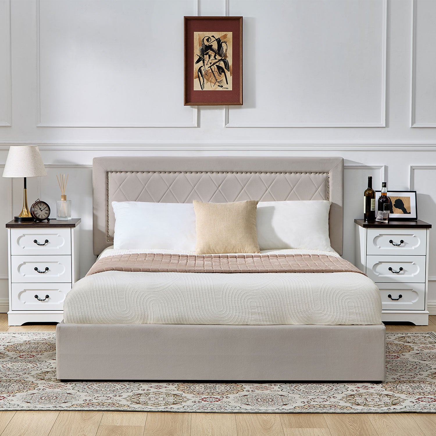 Lit coffre Sandiego avec sommier relevable 140x200cm et tête de lit cloutée Velours Taupe
