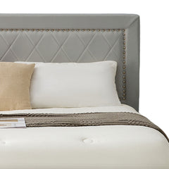 Lit coffre Sandiego avec sommier relevable 180x200cm et tête de lit cloutée Velours Gris clair